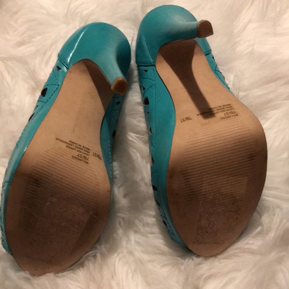 BCBG Generation platform shoe. - Picture 6 of 7